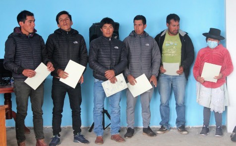 A group of people holding papers

Description automatically generated with medium confidence