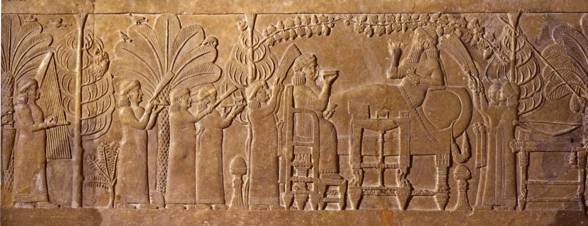 O Banquete sob a Videira. Alabastro. Iraque, Kouyunjik (Nínive) - Museu Britânico, Londres. Altura: 1,34 m Largura: 1,53 m. Reinado de Assurbanipal (668-631 AEC). © The Trustees of the British Museum https://www.britishmuseum.org/collection/image/237000001